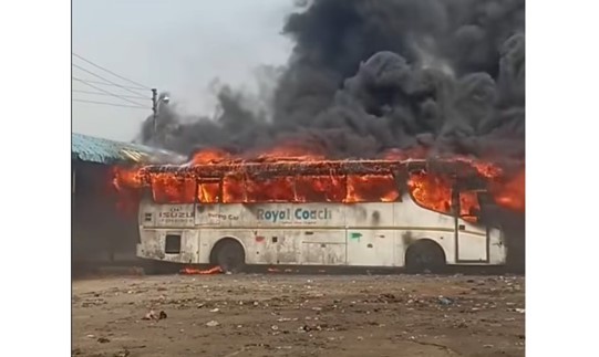 কুমিল্লা জাঙ্গালিয়া বাস টার্মিনালে আগুন